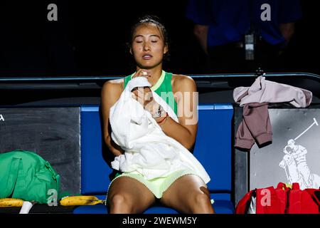 Melbourne, Australie, 27 janvier 2024. Le joueur de tennis chinois Qinwen Zheng lors de la finale du Grand Chelem de tennis de l'Open d'Australie 2024 à Melbourne Park. Crédit photo : Frank Molter/Alamy Live news Banque D'Images