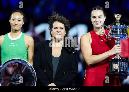 Melbourne, Australie, 27 janvier 2024. La joueuse de tennis chinoise Qinwen Zheng, Evonne Goolagong et Aryna Sabalenka de Biélorussie lors de la finale du Grand Chelem de tennis de l'Open d'Australie 2024 à Melbourne Park. Crédit photo : Frank Molter/Alamy Live news Banque D'Images