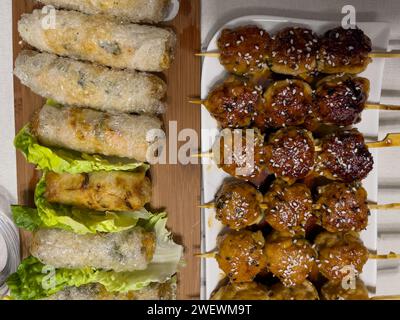 Plat nem asiatique sur un lit de salade et boulettes de viande de bœuf frit brochettes Banque D'Images