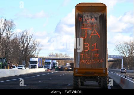 Toulouse, France. 24 janvier 2024. © PHOTOPQR/LA DEPECHE DU MIDI/MICHEL VIALA ; Toulouse ; 24/01/2024 ; DDM-MICHEL VIALA LES AGRICULTEURS en COLERE BLOQUENT l'ECHANGEUR DE l'AUTOROUTE A 61 A VILLEFRANCHE DE LAURAGAIS A61 AUTOROUTE ; 01/25/2024 ; les agriculteurs manifestent en bloquant l'autoroute A51 crédit : MAXPPP/Alamy Live News Banque D'Images