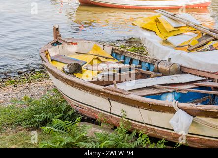 Bateau en bois abandonné en cale sèche au port d'Istanbul, Tuerkiye Banque D'Images