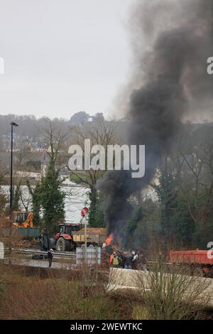 Des agriculteurs avec des tracteurs, des artisans avec des camionnettes et des camionneurs bloquent le pont fermé Pont de l'iroise entre Brest et Plougastel-Daoulas et brûlent Banque D'Images