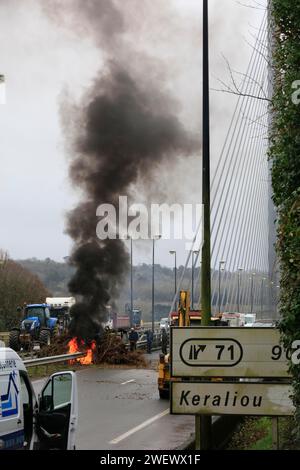 Des agriculteurs avec des tracteurs, des artisans avec des camionnettes et des camionneurs bloquent le pont fermé Pont de l'iroise entre Brest et Plougastel-Daoulas et brûlent Banque D'Images