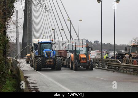 Des agriculteurs avec des tracteurs, des artisans avec des camionnettes et des camionneurs bloquent le pont fermé Pont de l'iroise entre Brest et Plougastel-Daoulas et brûlent Banque D'Images