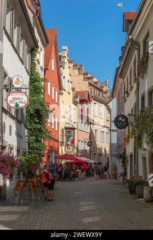 Lindau sur le lac de Constance, vieille ville, bâtiments historiques, ruelle étroite, vacanciers, Bavière, zone piétonne, Allemagne Banque D'Images