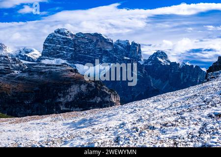 Les sommets rocheux de la formation rocheuse Croda dei Toni dans le parc national de Tre cime, partiellement couverts de neige fraîche en automne. Banque D'Images