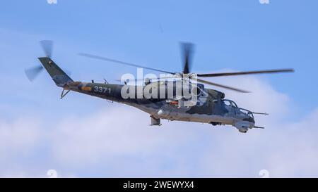 Fairford, Royaume-Uni - 14 juillet 2022 : un hélicoptère d'attaque russe Mil-24V Hind approche de la piste pour atterrir Banque D'Images