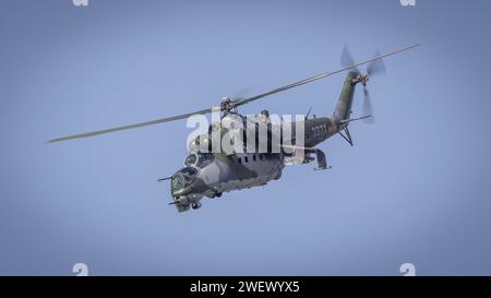 Fairford, Royaume-Uni - 14 juillet 2022 : un hélicoptère d'attaque russe Mil-24V Hind approche de la piste pour atterrir Banque D'Images