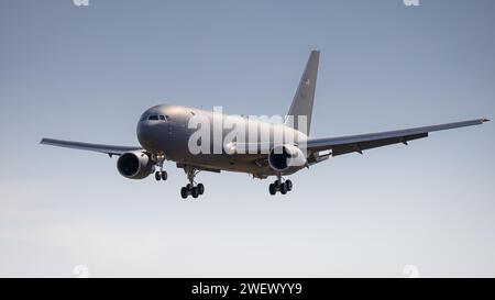 Fairford, Royaume-Uni - 14 juillet 2022 : un Boeing KC-46a Pegasus de l'USAF s'approchant de la piste pour atterrir Banque D'Images