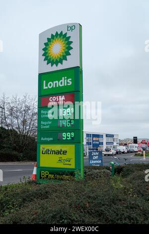 Panneau sur la cour d'un garage essence BP dans Wallisdown Road Bournemouth Dorset Angleterre avec carburant à 146,9 diesel et 139,9 sans plomb. Banque D'Images