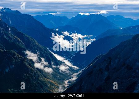 Vue aérienne sur la vallée de l'Ansiei, le Val d'Ansiei, la ville d'Auronzo di Cadore et le lac Lago di Santa Caterina. Banque D'Images