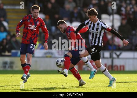 Mark O'Hara de St Mirren (à droite) et Nicolas Raskin des Rangers se battent pour le ballon lors du match Cinch Premiership au SMISA Stadium, Paisley. Date de la photo : samedi 27 janvier 2024. Banque D'Images