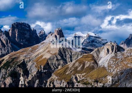 Sommets de Schwalbenkofel, Schwalbenalpenkopf et Birkenkofel (de gauche à droite) dans le parc national de Tre cime en automne. Banque D'Images