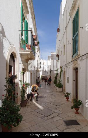 Rue blanchie à la chaux dans la vieille ville de Locorotondo, vallée d'Itria, région des Pouilles, Italie Banque D'Images