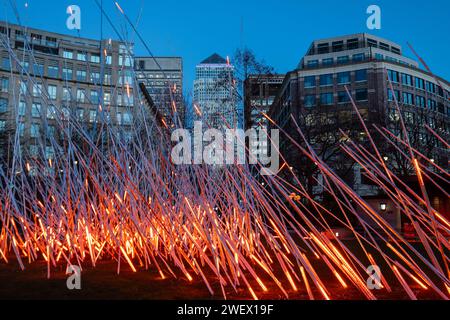 Canary Wharf Winter Lights, le 26 janvier 2024, le populaire festival annuel Canary Wharf Winter Lights Festival a lieu à Londres du 17 au 27 janvier 2024, avec 13 installations lumineuses colorées à voir. Photo : signe de Vendel & de Wolf au Westferry Circus Banque D'Images