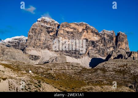 Les sommets rocheux de la formation rocheuse Croda dei Toni dans le parc national de Tre cime, partiellement couverts de neige fraîche en automne. Banque D'Images