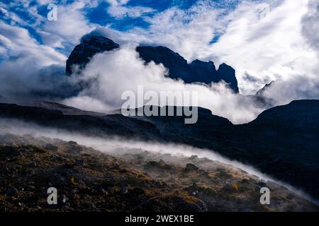 Les sommets rocheux de la formation rocheuse Croda dei Toni dans le parc national de Tre cime, entourés de nuages et de brouillard en automne. Banque D'Images