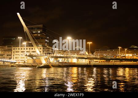 Un pont majestueux enjambant des eaux chatoyantes pendant la nuit. Helsingborg, Suède Banque D'Images