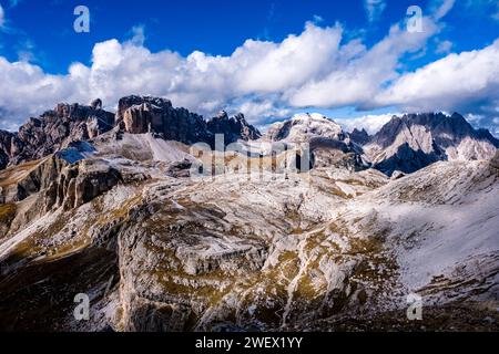 Les sommets de Croda dei Rondoi, Birkenkofel et Haunold (de gauche à droite) dans le parc national de Tre cime, vus du sommet du Sasso di Sesto. Banque D'Images