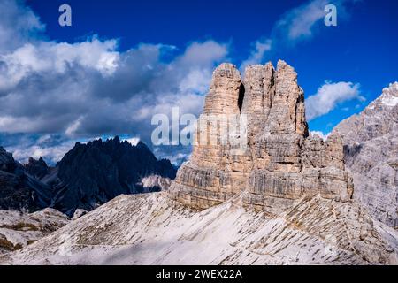 La formation rocheuse Torre di Toblin dans le parc national de Tre cime, formation rocheuse Haunold au loin, vue du sommet de Sasso di Sesto. Banque D'Images