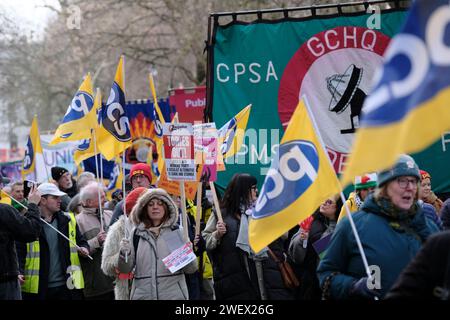 Cheltenham, Royaume-Uni. 27 janvier 2024. Des membres syndicaux de tout le Royaume-Uni protestent contre les plans antidémocratiques du gouvernement conservateur visant à restreindre le droit de grève. Rendez-vous dans les jardins de Montpelier, ils marchent ensuite vers Pittville Park. Cheltenham a été choisi en raison de la suppression par le gouvernement Thatcher du droit des travailleurs locaux du GCHQ d'adhérer à un syndicat il y a 40 ans. Après de nombreuses protestations, le gouvernement travailliste entrant en 1997 a abrogé l'interdiction. Crédit : JMF News/Alamy Live News Banque D'Images