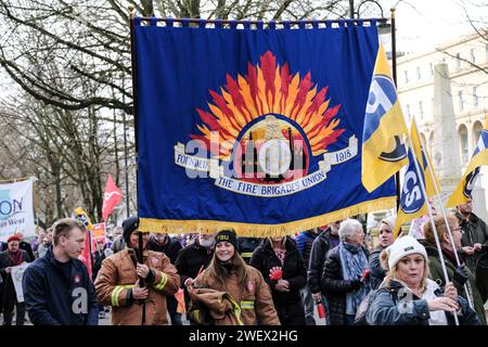 Cheltenham, Royaume-Uni. 27 janvier 2024. Des membres syndicaux de tout le Royaume-Uni protestent contre les plans antidémocratiques du gouvernement conservateur visant à restreindre le droit de grève. Rendez-vous dans les jardins de Montpelier, ils marchent ensuite vers Pittville Park. Cheltenham a été choisi en raison de la suppression par le gouvernement Thatcher du droit des travailleurs locaux du GCHQ d'adhérer à un syndicat il y a 40 ans. Après de nombreuses protestations, le gouvernement travailliste entrant en 1997 a abrogé l'interdiction. Crédit : JMF News/Alamy Live News Banque D'Images