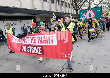 Cheltenham, Royaume-Uni. 27 janvier 2024. Des membres syndicaux de tout le Royaume-Uni protestent contre les plans antidémocratiques du gouvernement conservateur visant à restreindre le droit de grève. Rendez-vous dans les jardins de Montpelier, ils marchent ensuite vers Pittville Park. Cheltenham a été choisi en raison de la suppression par le gouvernement Thatcher du droit des travailleurs locaux du GCHQ d'adhérer à un syndicat il y a 40 ans. Après de nombreuses protestations, le gouvernement travailliste entrant en 1997 a abrogé l'interdiction. Crédit : JMF News/Alamy Live News Banque D'Images