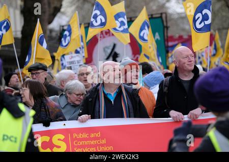 Cheltenham, Royaume-Uni. 27 janvier 2024. Des membres syndicaux de tout le Royaume-Uni protestent contre les plans antidémocratiques du gouvernement conservateur visant à restreindre le droit de grève. Rendez-vous dans les jardins de Montpelier, ils marchent ensuite vers Pittville Park. Cheltenham a été choisi en raison de la suppression par le gouvernement Thatcher du droit des travailleurs locaux du GCHQ d'adhérer à un syndicat il y a 40 ans. Après de nombreuses protestations, le gouvernement travailliste entrant en 1997 a abrogé l'interdiction. Crédit : JMF News/Alamy Live News Banque D'Images