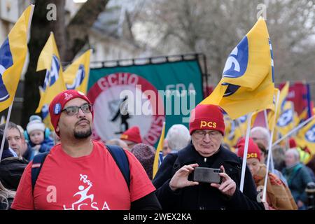 Cheltenham, Royaume-Uni. 27 janvier 2024. Des membres syndicaux de tout le Royaume-Uni protestent contre les plans antidémocratiques du gouvernement conservateur visant à restreindre le droit de grève. Rendez-vous dans les jardins de Montpelier, ils marchent ensuite vers Pittville Park. Cheltenham a été choisi en raison de la suppression par le gouvernement Thatcher du droit des travailleurs locaux du GCHQ d'adhérer à un syndicat il y a 40 ans. Après de nombreuses protestations, le gouvernement travailliste entrant en 1997 a abrogé l'interdiction. Crédit : JMF News/Alamy Live News Banque D'Images