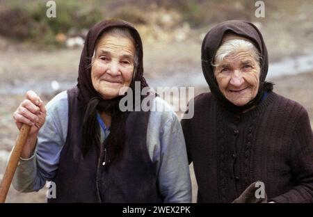 Femmes âgées dans le comté de Vrancea, Roumanie, 2002 Banque D'Images