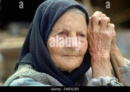 Portrait d'une femme âgée dans le comté de Vrancea, Roumanie, 2002 Banque D'Images