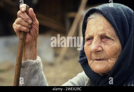 Portrait d'une femme âgée dans le comté de Vrancea, Roumanie, 2002 Banque D'Images