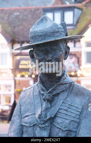 Cette statue en bronze du sculpteur David Annand, de Robert Baden-Powell, fondateur du mouvement scout, a été érigée en 2008 sur Poole Quay dans le Dorset, au Royaume-Uni. Banque D'Images