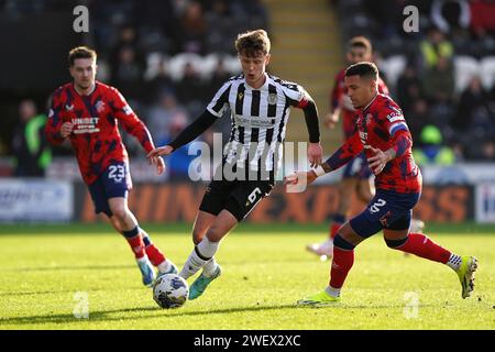 Mark O'Hara de St Mirren (au centre) et Cyriel Dessers des Rangers (à droite) se battent pour le ballon lors du match de Cinch Premiership au SMISA Stadium, Paisley. Date de la photo : samedi 27 janvier 2024. Banque D'Images