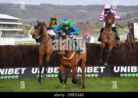 Cheltenham, Royaume-Uni. 27 janvier 2024. Cheltenham Racecource, Royaume-Uni. GA Law, avec Gavin Sheehan en selle, s’éloigne de la dernière barrière devant il Ridoto (casquette rose) et Lounge Lizard (casquette verte/rouge) avant de remporter le 13,15 à Cheltenham. Crédit photo : Paul Blake/Alamy Sports News Banque D'Images