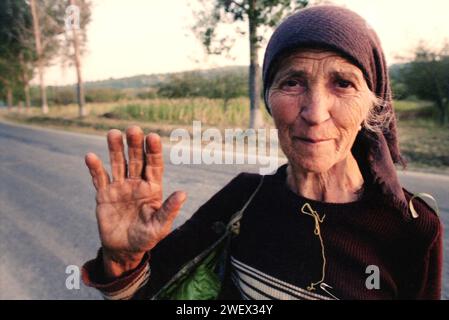 Portrait d'une femme âgée dans le comté de Vrancea, Roumanie, vers 1992 Banque D'Images