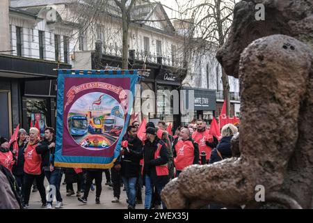 Cheltenham, Royaume-Uni. 27 janvier 2024. Des membres syndicaux de tout le Royaume-Uni protestent contre les plans antidémocratiques du gouvernement conservateur visant à restreindre le droit de grève. Rendez-vous dans les jardins de Montpelier, ils marchent ensuite vers Pittville Park. Cheltenham a été choisi en raison de la suppression par le gouvernement Thatcher du droit des travailleurs locaux du GCHQ d'adhérer à un syndicat il y a 40 ans. Après de nombreuses protestations, le gouvernement travailliste entrant en 1997 a abrogé l'interdiction. Crédit : JMF News/Alamy Live News Banque D'Images