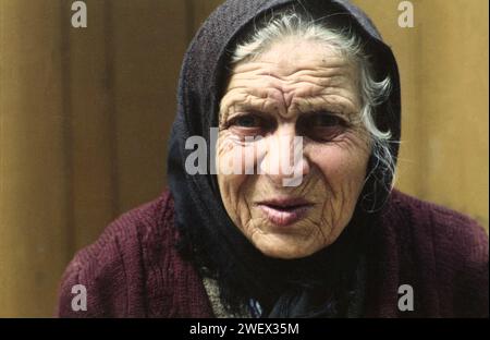 Portrait d'une femme âgée dans le comté de Vrancea, Roumanie, vers 1991 Banque D'Images