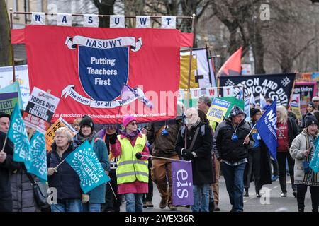 Cheltenham, Royaume-Uni. 27 janvier 2024. Des membres syndicaux de tout le Royaume-Uni protestent contre les plans antidémocratiques du gouvernement conservateur visant à restreindre le droit de grève. Rendez-vous dans les jardins de Montpelier, ils marchent ensuite vers Pittville Park. Cheltenham a été choisi en raison de la suppression par le gouvernement Thatcher du droit des travailleurs locaux du GCHQ d'adhérer à un syndicat il y a 40 ans. Après de nombreuses protestations, le gouvernement travailliste entrant en 1997 a abrogé l'interdiction. Crédit : JMF News/Alamy Live News Banque D'Images