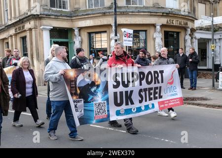 Cheltenham, Royaume-Uni. 27 janvier 2024. Des membres syndicaux de tout le Royaume-Uni protestent contre les plans antidémocratiques du gouvernement conservateur visant à restreindre le droit de grève. Rendez-vous dans les jardins de Montpelier, ils marchent ensuite vers Pittville Park. Cheltenham a été choisi en raison de la suppression par le gouvernement Thatcher du droit des travailleurs locaux du GCHQ d'adhérer à un syndicat il y a 40 ans. Après de nombreuses protestations, le gouvernement travailliste entrant en 1997 a abrogé l'interdiction. Crédit : JMF News/Alamy Live News Banque D'Images