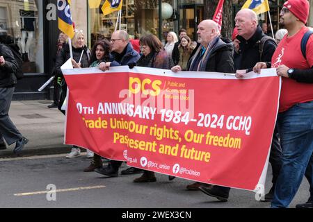 Cheltenham, Royaume-Uni. 27 janvier 2024. Des membres syndicaux de tout le Royaume-Uni protestent contre les plans antidémocratiques du gouvernement conservateur visant à restreindre le droit de grève. Rendez-vous dans les jardins de Montpelier, ils marchent ensuite vers Pittville Park. Cheltenham a été choisi en raison de la suppression par le gouvernement Thatcher du droit des travailleurs locaux du GCHQ d'adhérer à un syndicat il y a 40 ans. Après de nombreuses protestations, le gouvernement travailliste entrant en 1997 a abrogé l'interdiction. Crédit : JMF News/Alamy Live News Banque D'Images