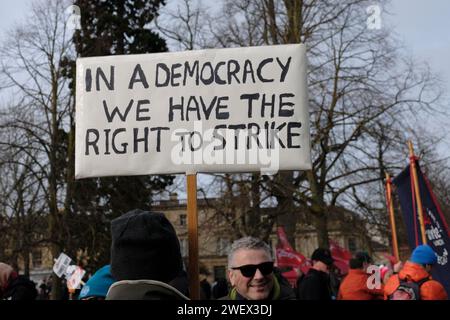 Cheltenham, Royaume-Uni. 27 janvier 2024. Des membres syndicaux de tout le Royaume-Uni protestent contre les plans antidémocratiques du gouvernement conservateur visant à restreindre le droit de grève. Rendez-vous dans les jardins de Montpelier, ils marchent ensuite vers Pittville Park. Cheltenham a été choisi en raison de la suppression par le gouvernement Thatcher du droit des travailleurs locaux du GCHQ d'adhérer à un syndicat il y a 40 ans. Après de nombreuses protestations, le gouvernement travailliste entrant en 1997 a abrogé l'interdiction. Crédit : JMF News/Alamy Live News Banque D'Images