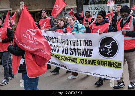 Cheltenham, Royaume-Uni. 27 janvier 2024. Des membres syndicaux de tout le Royaume-Uni protestent contre les plans antidémocratiques du gouvernement conservateur visant à restreindre le droit de grève. Rendez-vous dans les jardins de Montpelier, ils marchent ensuite vers Pittville Park. Cheltenham a été choisi en raison de la suppression par le gouvernement Thatcher du droit des travailleurs locaux du GCHQ d'adhérer à un syndicat il y a 40 ans. Après de nombreuses protestations, le gouvernement travailliste entrant en 1997 a abrogé l'interdiction. Crédit : JMF News/Alamy Live News Banque D'Images