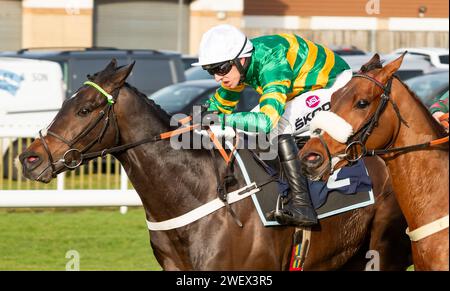 Doncaster Racecourse, Doncaster, Royaume-Uni, samedi 27 janvier 2024 ; Jeriko du Reponet et le jockey Mark Walsh remportent le SBK Supreme Trial Rossington main Novicess' haie (Grade 2) pour l'entraîneur Nicky Henderson et le propriétaire MR J.P. McManus. Crédit JTW Equine Images / Alamy Live News Banque D'Images