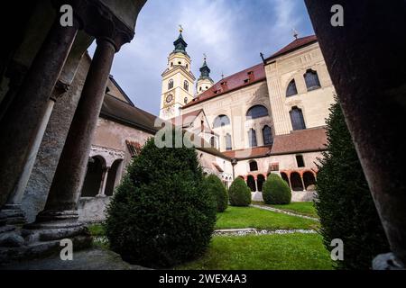 L'église Cathédrale de Brixen, Duomo di Bressanone, vue de la cour intérieure. Brixen Trentino-Alto Adige Italie FB 2023 2894 Banque D'Images