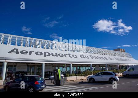 Der Flughafen Palma de Mallorca PMI son Sant Joan auf der Insel Mallorca ist einer von drei internationalen Verkehrsflughäfen der Balearischen Inseln neben denen der Nachbarinseln Ibiza und Menorca. Flughafen Palma de Mallorca *** Palma de Mallorca PMI son Sant Joan Airport sur l'île de Majorque est l'un des trois aéroports internationaux sur les îles Baléares, avec ceux sur les îles voisines d'Ibiza et Minorque Palma de Mallorca Airport Banque D'Images