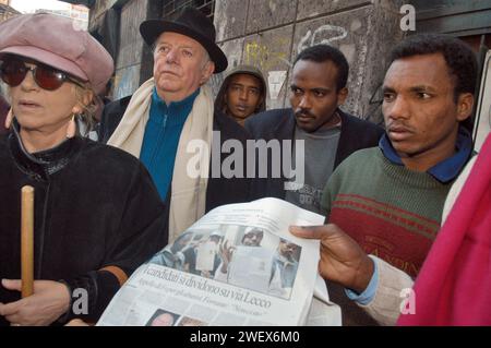 - Un groupe de plus de deux cents fugitifs et réfugiés politiques des pays africains en guerre (Somalie, Éthiopie et Soudan), abandonnés par les autorités et privés de leurs droits, occupent illégalement une maison abandonnée; le prix Nobel Dario FO et son épouse Franca rame en visite solidaire - un gruppo di più di duecento profughi e rifugiati politici da paesi africani in guerra (Somalie, Etiopia e Soudan), abbandonati dalle autorità e privati dei loro diritti, occupano abusivamente uno stabile abbandonato; il premio Nobel Dario FO e sua moglie Franca rame in visita di Solidarietà (novembre 2005) Banque D'Images