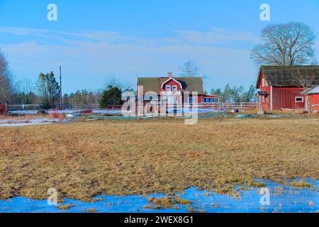 Ferme en hiver à Skaraborg à Vaestra Goetaland en Suède par une journée ensoleillée Banque D'Images