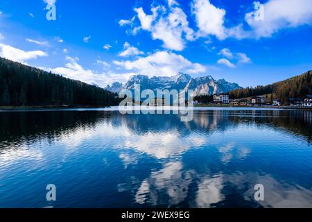 Lac et ville Misurina, Lago di Misurina, avec la montagne Punta Sorapiss réfléchissant dans l'eau, Listituto Pio XII à la fin du lac. Misurina Banque D'Images