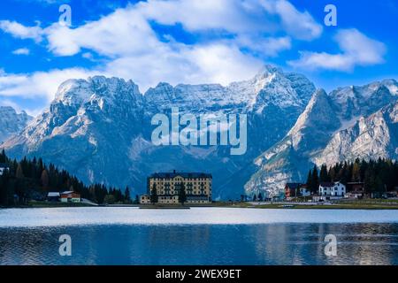 Lac et ville Misurina, Lago di Misurina, avec la montagne Punta Sorapiss au loin, Listituto Pio XII au bout du lac. Misurina Veneto Banque D'Images